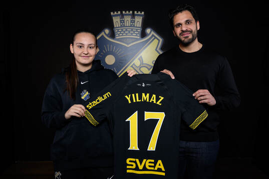 Janelle Yilmaz och sportchef Zinar Spindari poserar för ett porträtt i samband med att hon presenteras som nyförvärv