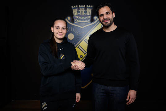 Janelle Yilmaz och sportchef Zinar Spindari poserar för ett porträtt i samband med att hon presenteras som nyförvärv