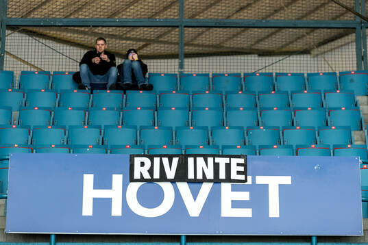 En skylt med ”Riv inte Hovet”