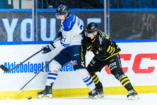 Karlskogas Christoffer Jansson och AIKs Theo Hårdstam