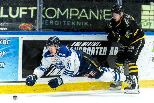 Karlskogas Tim Barkemo och AIKs Oskar Magnusson