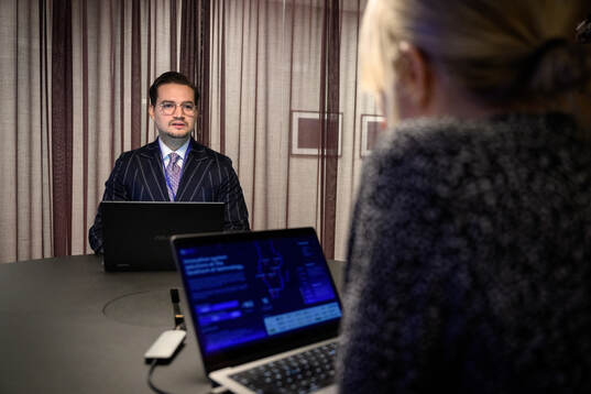 Den tidigare fotbollsspelaren Amin Affane blir intervjuad