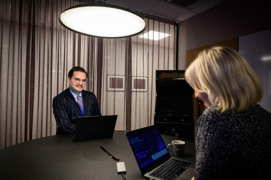 Den tidigare fotbollsspelaren Amin Affane blir intervjuad