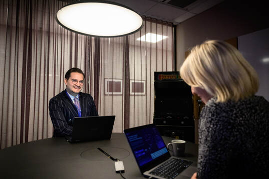 Den tidigare fotbollsspelaren Amin Affane blir intervjuad