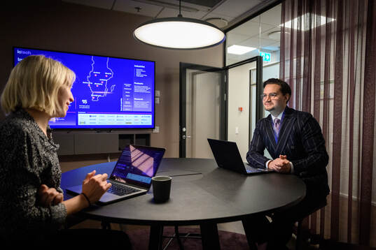 Den tidigare fotbollsspelaren Amin Affane blir intervjuad