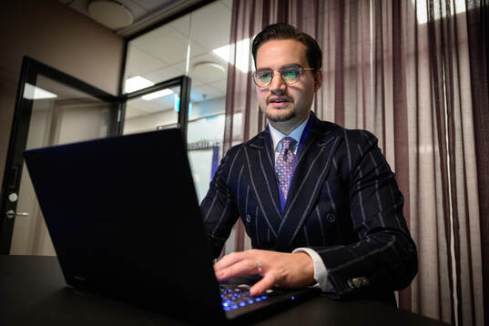 Den tidigare fotbollsspelaren Amin Affane blir intervjuad