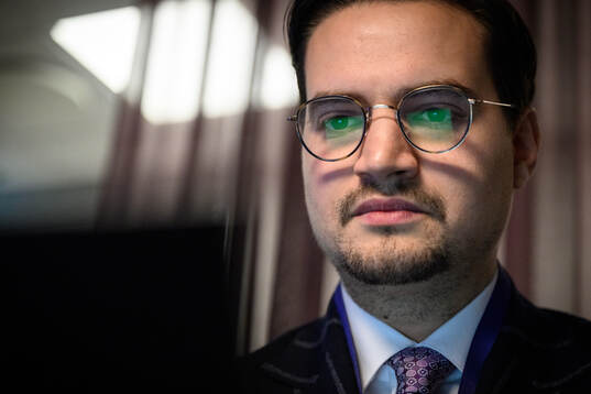 Den tidigare fotbollsspelaren Amin Affane blir intervjuad