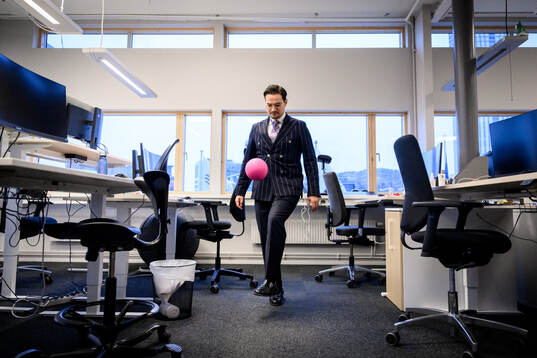 Den tidigare fotbollsspelaren Amin Affane blir intervjuad på sin arbetsplats den 19 december 2024 i Göteborg. 
