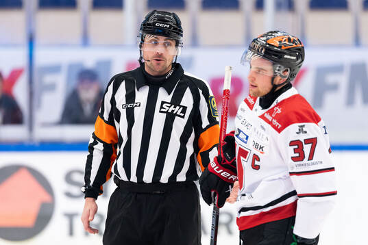 Domare David Laksola och Örebros Glenn Gustafsson