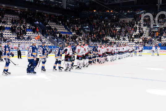 Växjös och Örebros spelare tackar varandra