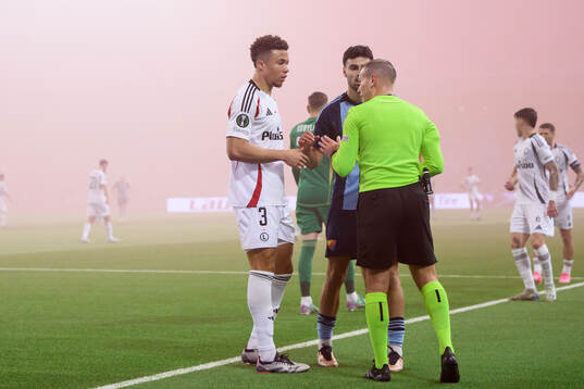 Steve Kapaudi of Legia Warszawa and Deniz Hummet of Djurgården