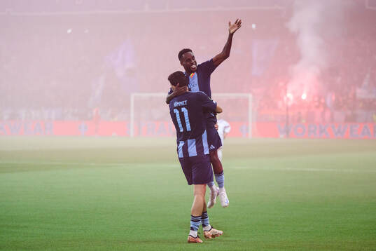 Deniz Hummet of Djurgården celebrates with Tokmac Nguen after 2-0