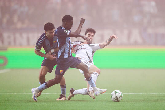 Deniz Hummet and Tokmac Nguen of Djurgården against Claude Goncalves of Legia Warszawa