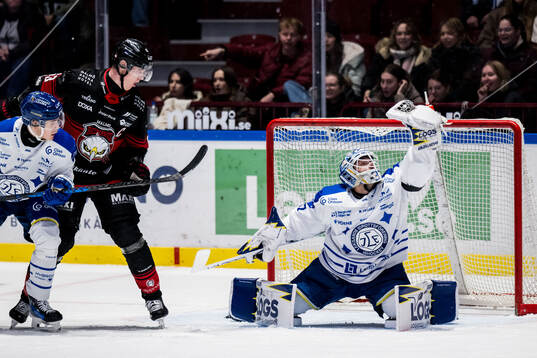 Malmö Redhawks Fredrik Händemark och Leksands målvakt