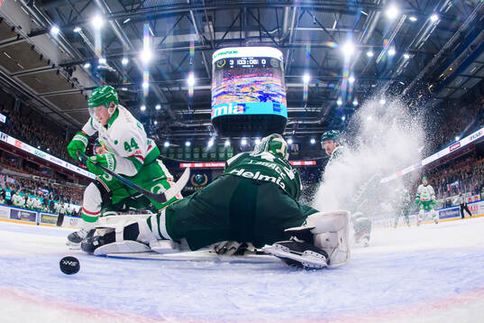 Rögles Jacob Peterson skjuter 3-1 bakom Färjestads