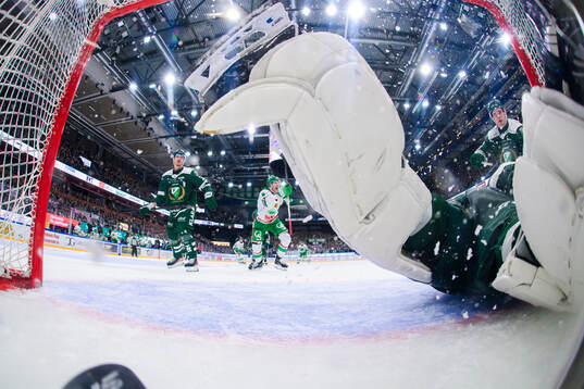 Rögles Jacob Peterson skjuter 3-1 bakom Färjestads