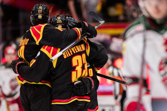 Brynäs Miks Indrasis och Jakob Silfverberg jublar