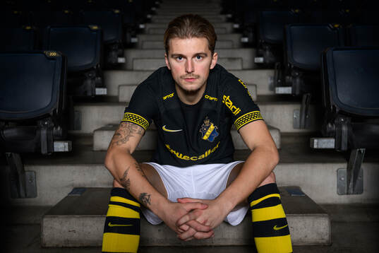 William Hofvander i samband med att han presenteras som nyförvärv för AIK den 27 december 2024 i Stockholm. 