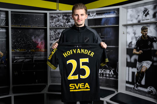 William Hofvander i samband med att han presenteras som nyförvärv för AIK den 27 december 2024 i Stockholm. 