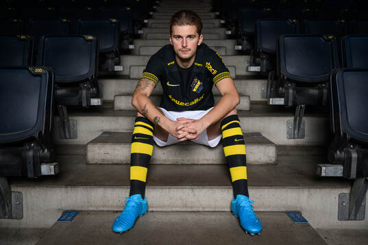 William Hofvander i samband med att han presenteras som nyförvärv för AIK den 27 december 2024 i Stockholm. 