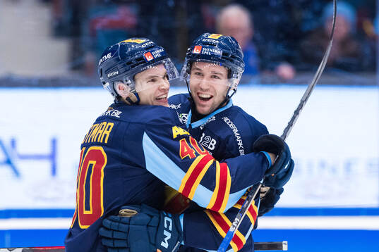 Djurgårdens August Berg och Arvid Costmar jublar