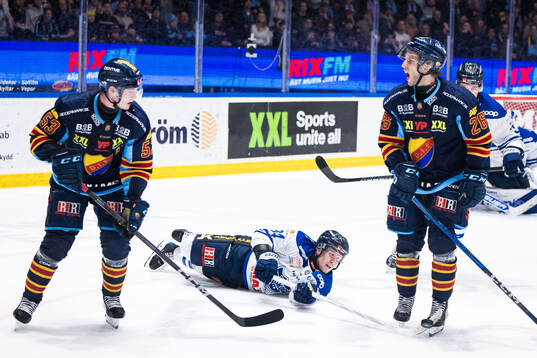 Karlskogas Henrik Larsson och Djurgårdens Fredric Weigel