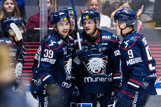 Linköpings Ty Rattie jublar med lagkamrater