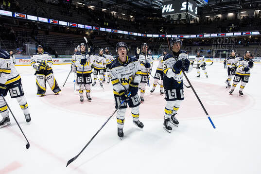 HV71s Victor Sjöholm och Måns Lindbäck jublar