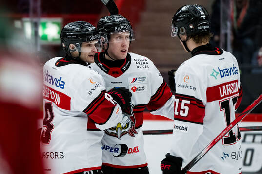Malmö Redhawks Lassi Thomson jublar med Johan Olofsson och