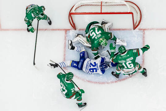 Rögles Filip Johansson och Rögles målvakt Arvid Holm och Leksands Patrik Norén och Rögles Lukas Ekeståhl-Jonsson och Rögles Linus Sjödin