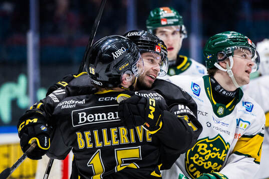 AIKs Eric Norin jublar med Jordan Bellerive