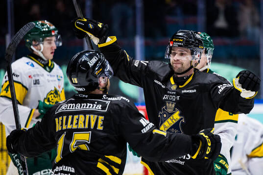 AIKs Eric Norin jublar med Jordan Bellerive