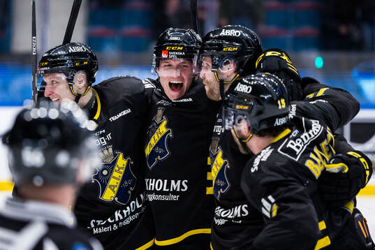 AIKs Lukas Zetterberg jublar med Oliver Tärnström och