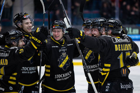 AIKs Lukas Zetterberg jublar med Gerry Fitzgerald, Scott