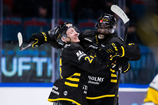 AIKs Oliver Tärnström och Daniel Muzito Bagenda jublar