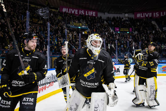 AIKs Lukas Zetterberg och målvakt Victor Brattström jublar