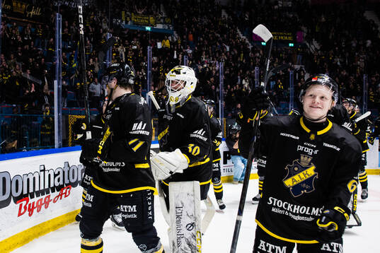 AIKs Lukas Zetterberg, målvakt Victor Brattström och