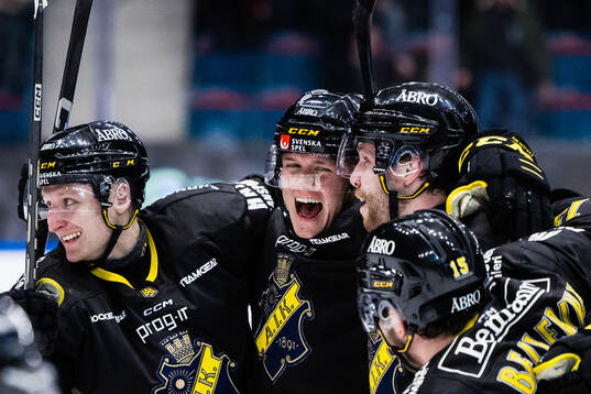 AIKs Lukas Zetterberg jublar med Oliver Tärnström och