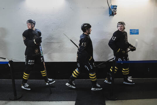 AIKs Gustav Sjöqvist (v), Jordan Bellerive (m) och Scott