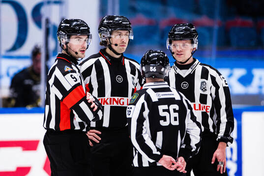 Domare Filip Eriksson (v), domare Robin Jacobsson (m),