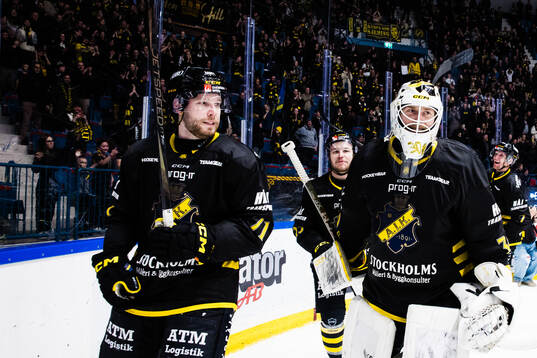 AIKs Lukas Zetterberg och målvakt Victor Brattström jublar