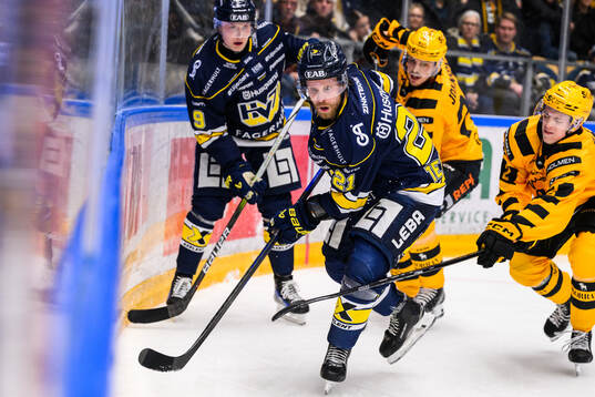 HV71s Mattias Tedenby och Skellefteås Leo Sundqvist