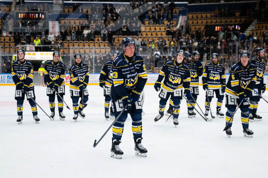 HV71s Måns Lindbäck jublar