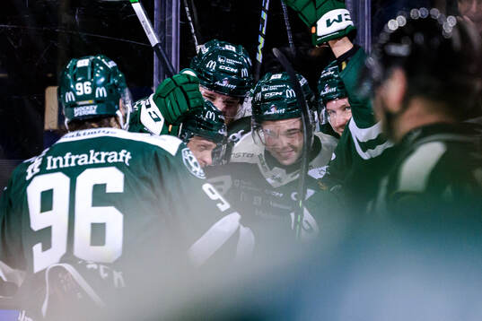 Färjestads Adam Ollas Mattsson jublar med lagkamrater