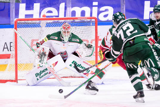 Modos målvakt Olle Eriksson Ek och Färjestads Stian