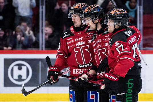 Örebros Filip Berglund jublar med Patrik Karlkvist och