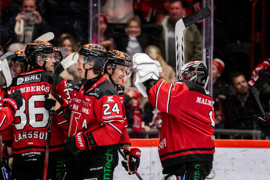 Örebros målvakt Jhonas Enroth och Filip Berglund jublar