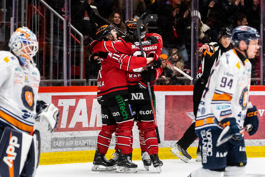 Örebros Filip Berglund gör 3-2 och jublar med Kalle