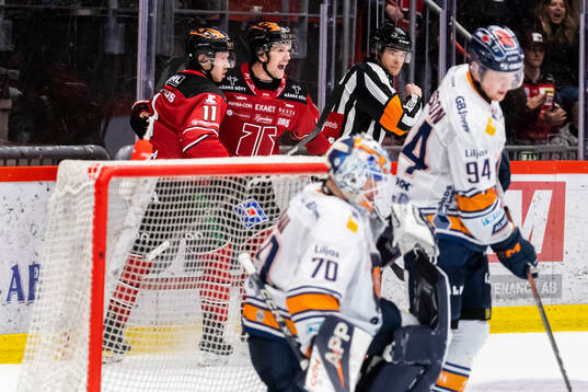 Örebros Filip Berglund gör 3-2 och jublar med Kalle