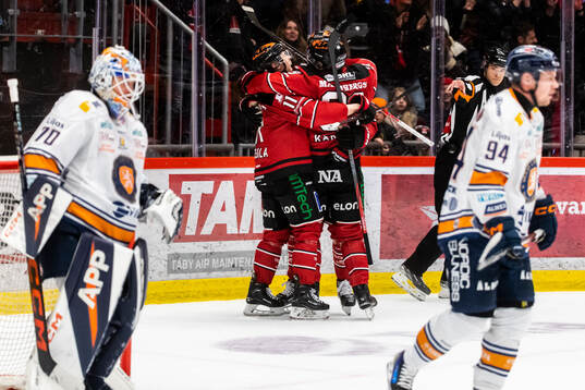 Örebros Filip Berglund gör 3-2 och jublar med Kalle